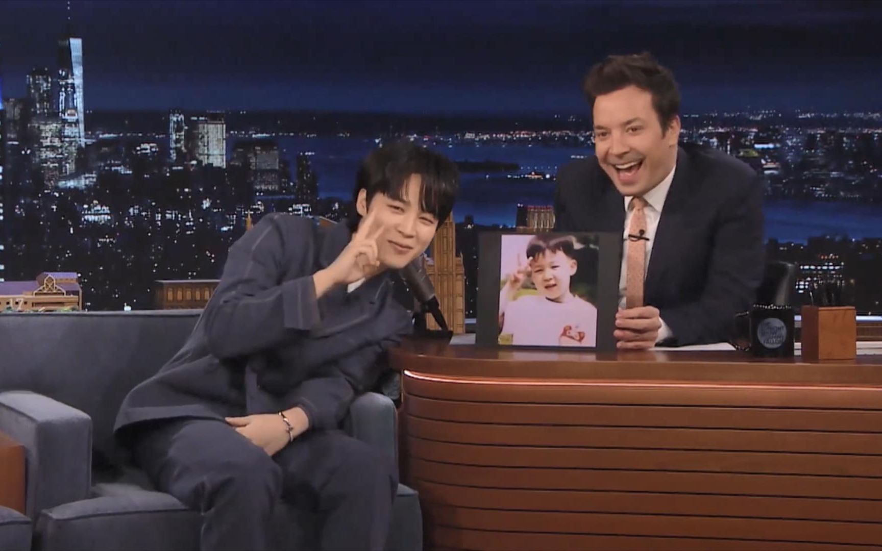 [图]【朴智旻】中字 肥伦秀 访谈+初舞台+情景剧cut The Tonight Show Jimmy Fallon