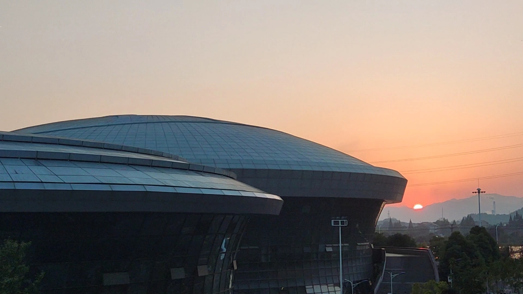 [图]每一个建在山沟沟里的学校，都有它自己的风景。