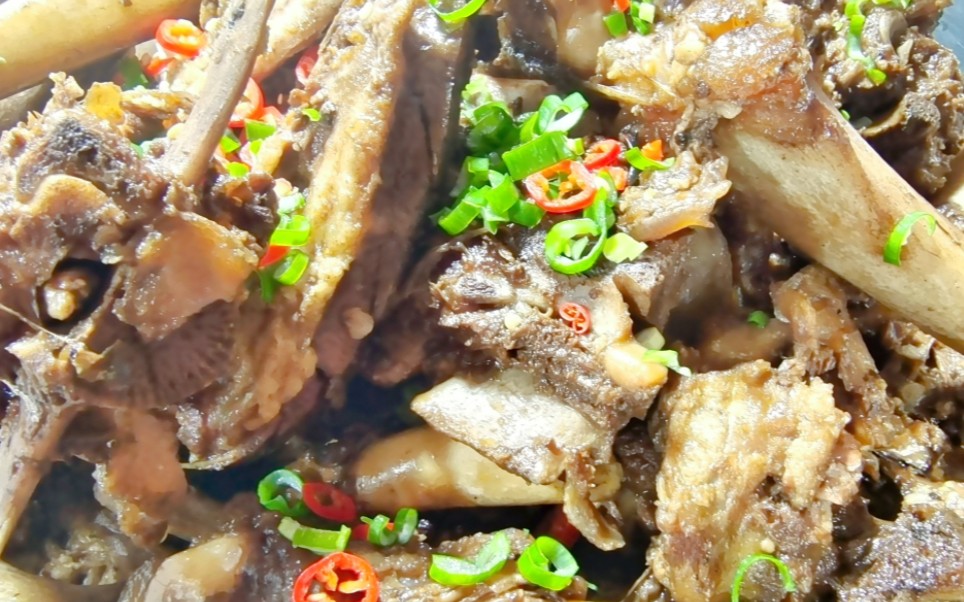 下小雨有点凉,炖一锅羊架子,叫上朋友一起啃肉喝酒,惬意