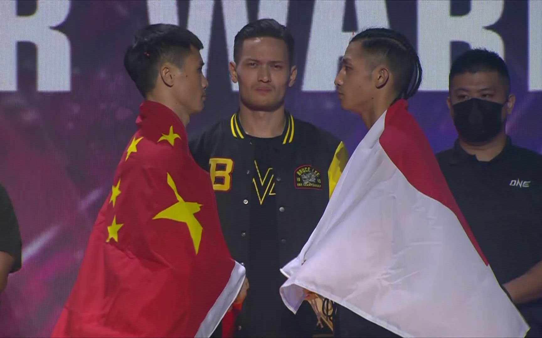 one冠军赛冬日战神赛前称重邱建良身披国旗登场对视秋元皓贵大战一触