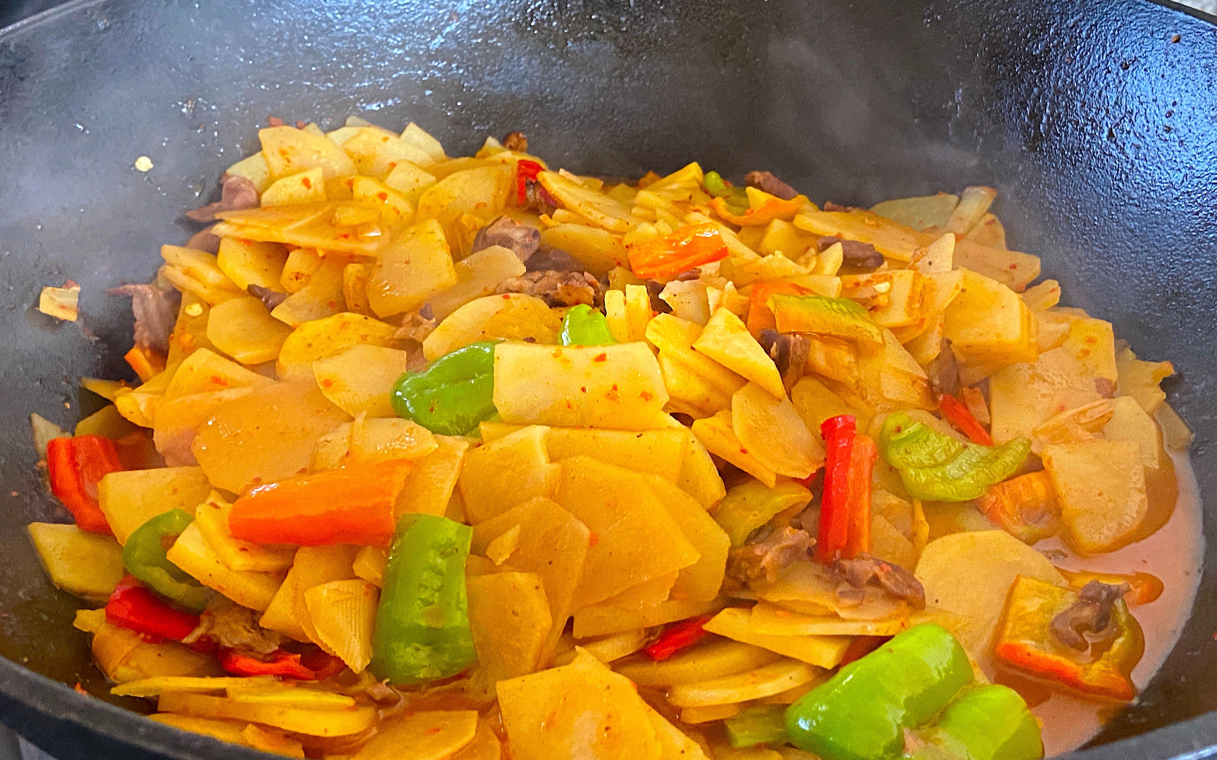 高原农村午餐吃"炒洋芋片",一次做上一大锅,出锅直接用大碗_哔哩哔哩