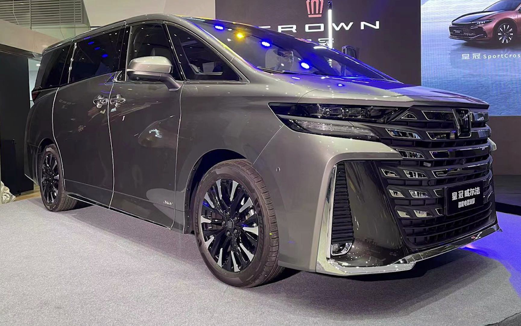 全新丰田皇冠威尔法上市 89.9万元起售