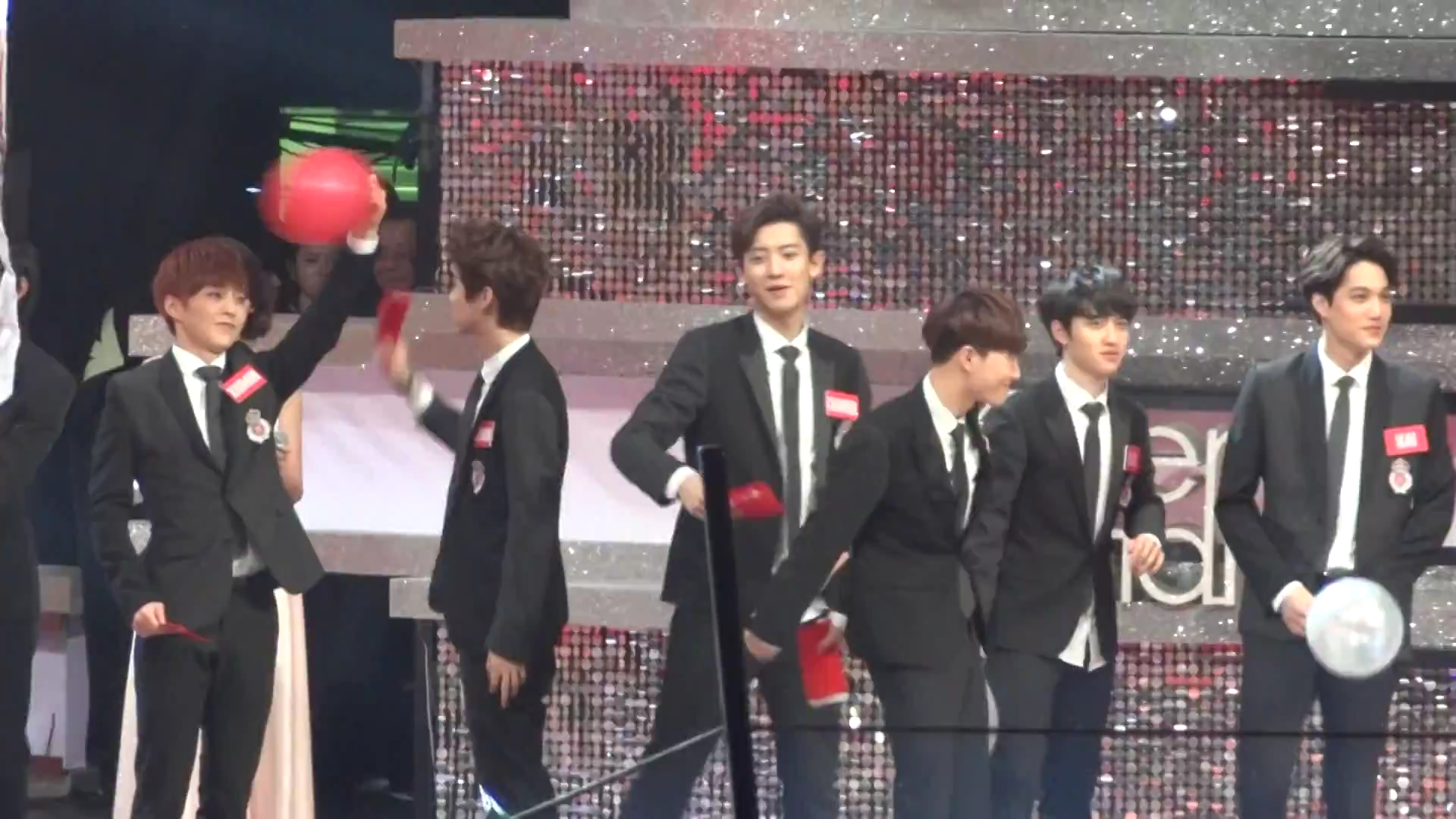 [图]140105 EXO 台湾红白艺能大赏 ENDING