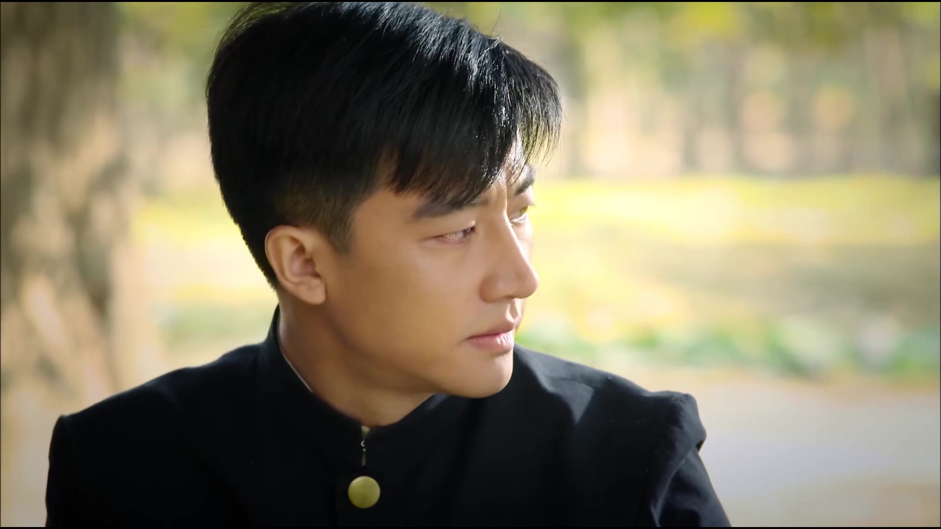 败家子老爸吸烟带赌博,为还债竟卖完老婆卖女儿,女孩为自保选择私奔