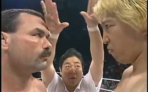 Don Frye大叔和高山善广互殴后的赛后 (舞台里映像)哔哩哔哩bilibili