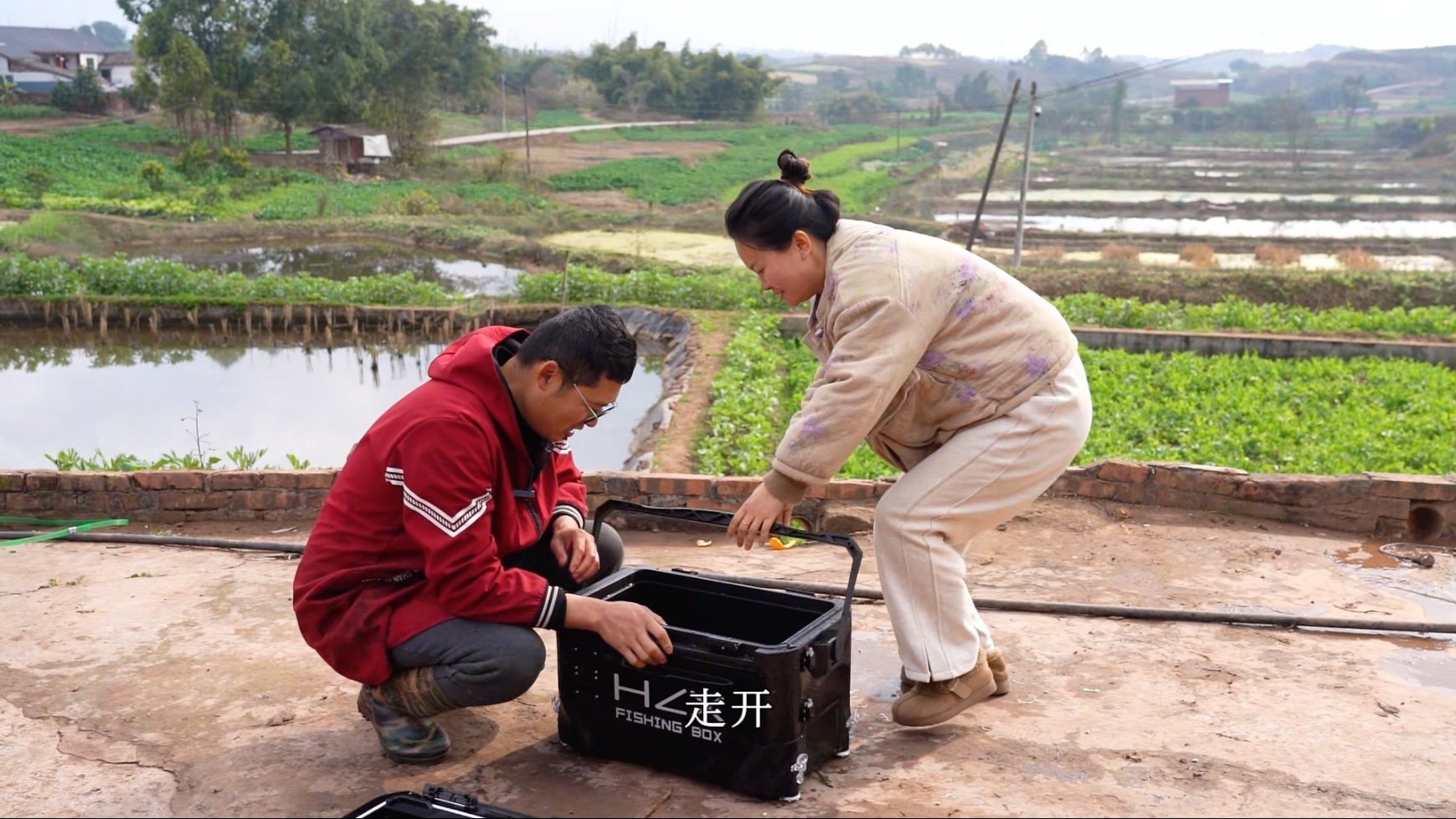 农村的冬日悠闲自在,阿波钓鱼回家,燕子菜地里扯一把蒜苗,回家炒大头菜回锅肉,吃起香辣脆口,太下饭了-阿波的幸福生活-阿波的幸福生活-哔哩哔哩视频