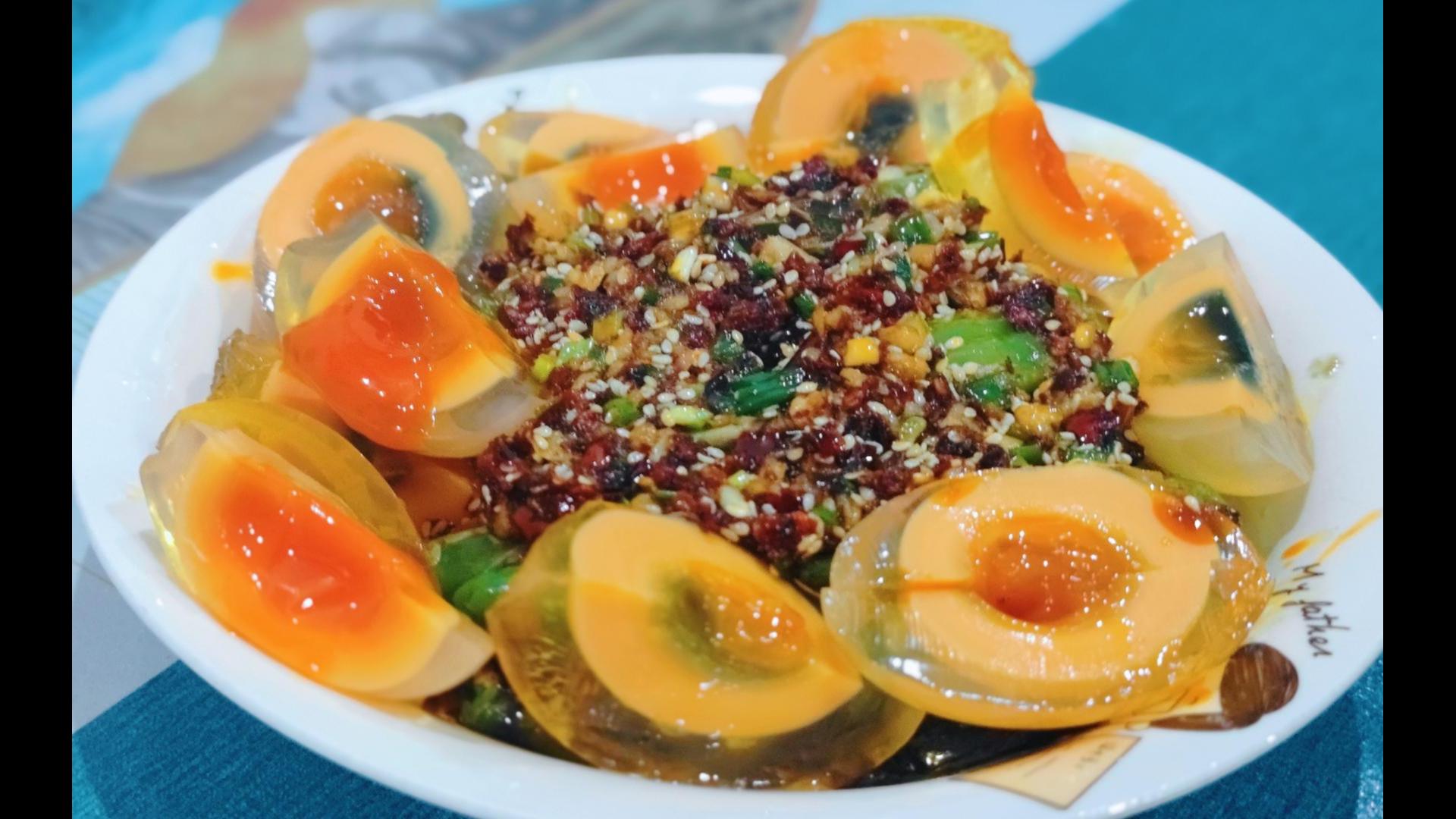 川菜版虎皮青椒拌皮蛋,这也太下饭了吧!~我可以炫三碗干饭!