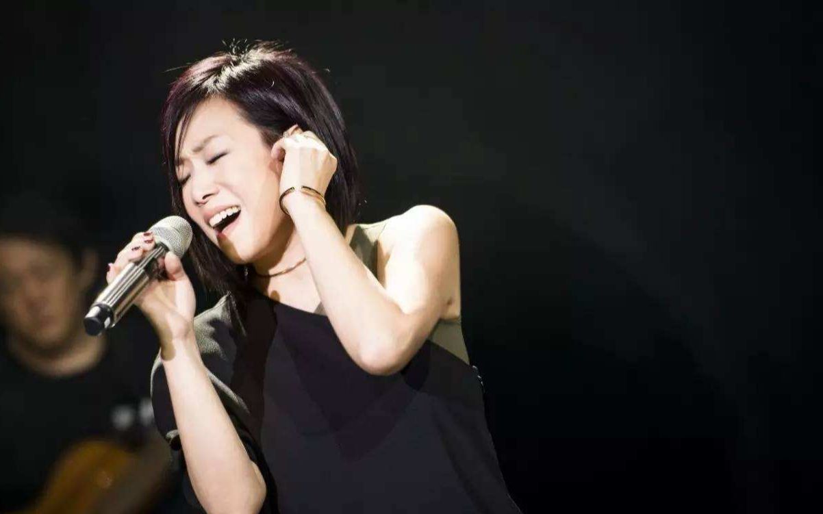 林忆莲现场演唱《蓝莲花》,被她的高音震撼到了,久违了神仙嗓音