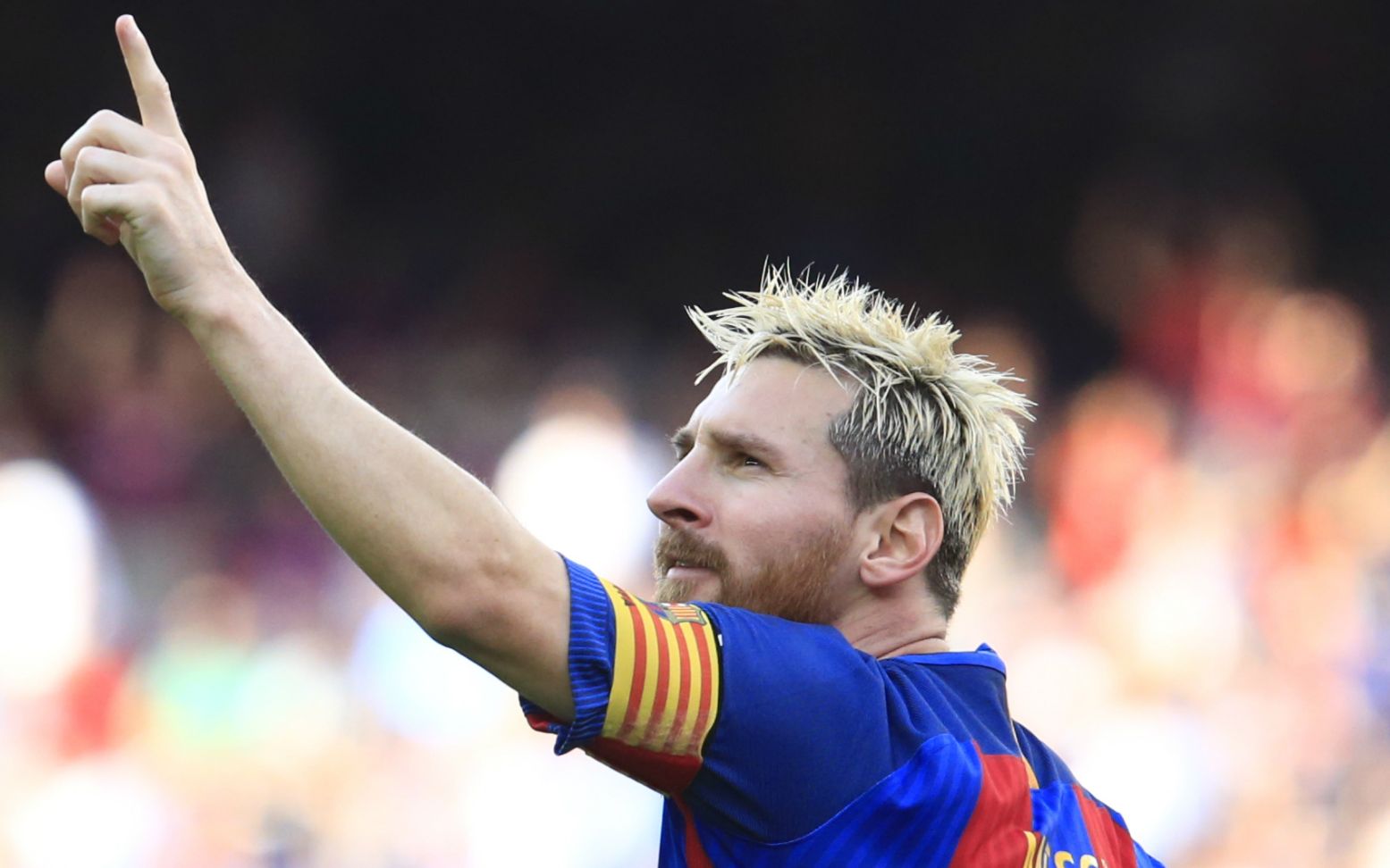 电影纪录片《球神梅西》演绎了他的成长之路,豆瓣评分8.