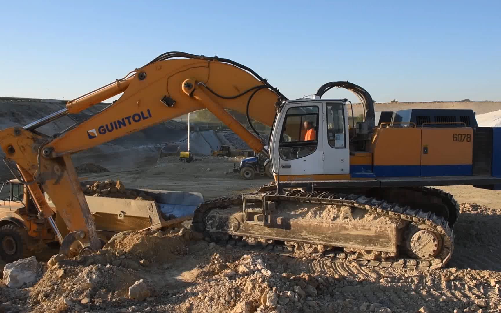 利勃海尔974b挖掘机施工装车