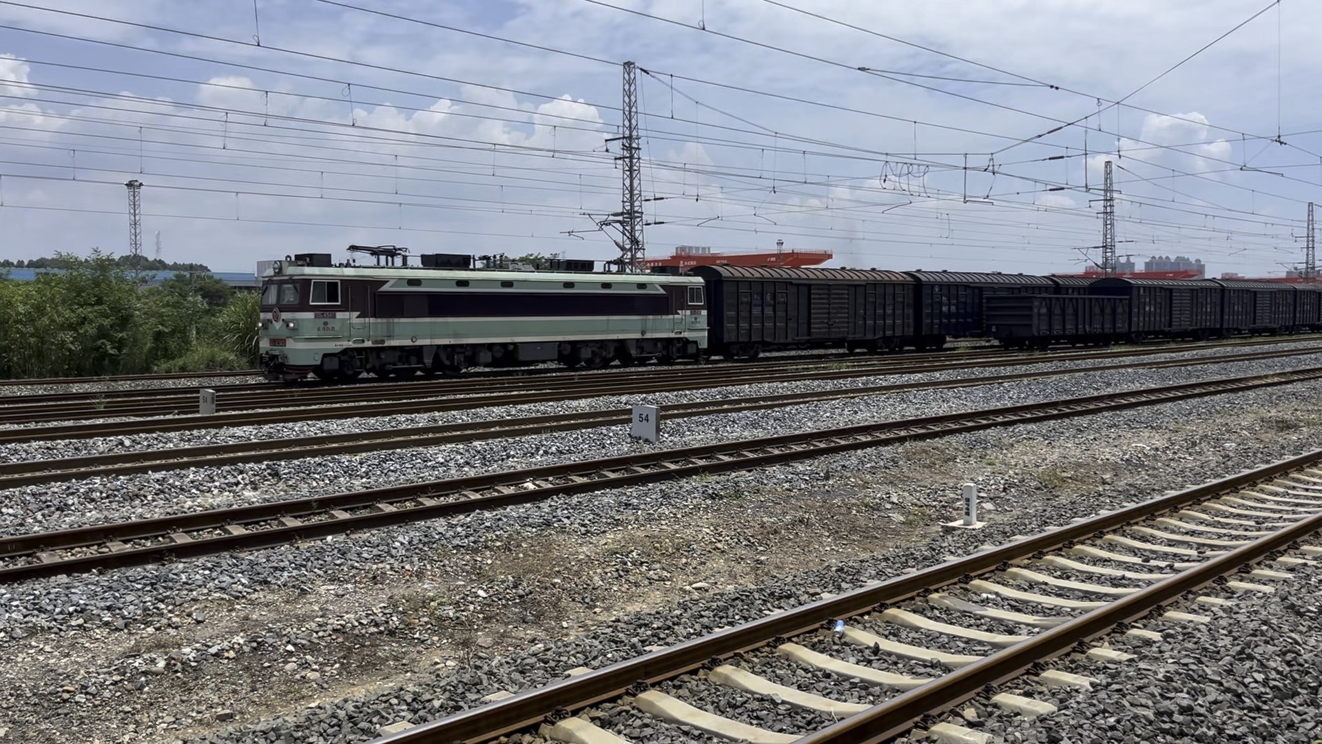 【普兴站】成局西段ss3 4540牵引混编货列进普兴站侧线停车近1小时后