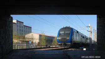 中国内燃機車DF11G0033-0034 春日里通过河道桥