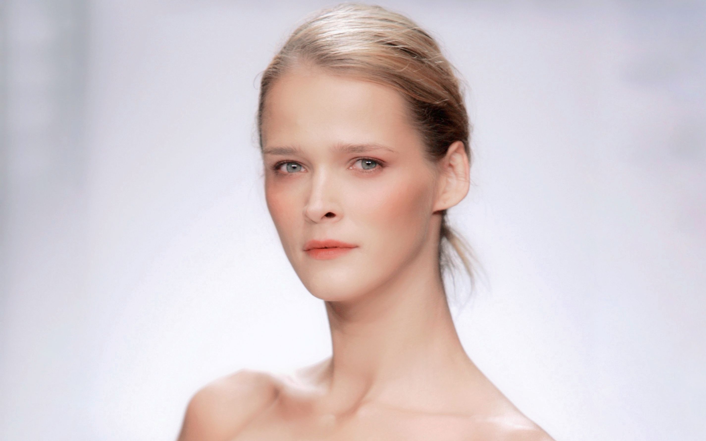 月色与雪色之间你是第三种绝色carmenkass