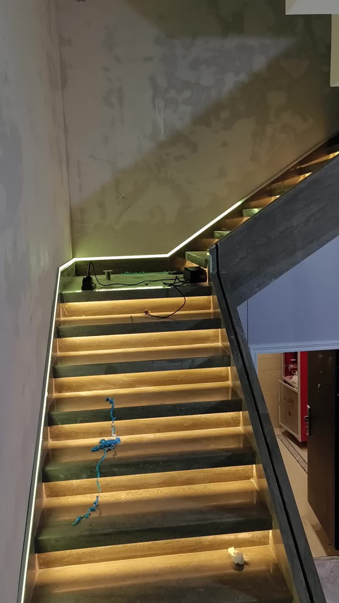 上科智联网红楼梯灯