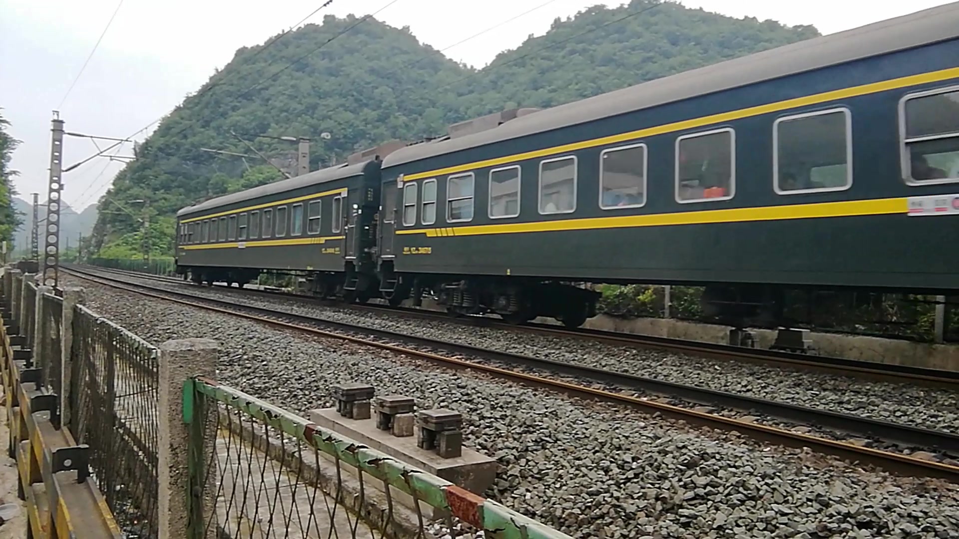 ss3牵引客车(贵阳一一纳雍)通过_哔哩哔哩_bilibili