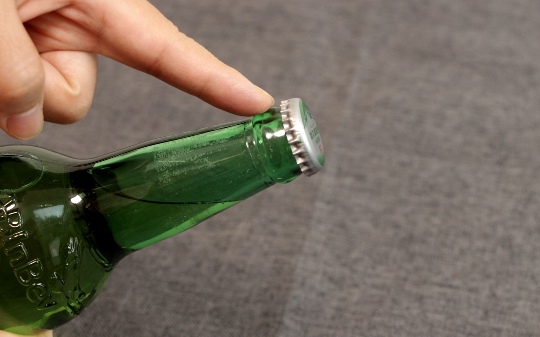 今天才知道,原来开啤酒瓶盖有诀窍,不用开瓶器,单手一拧就打开