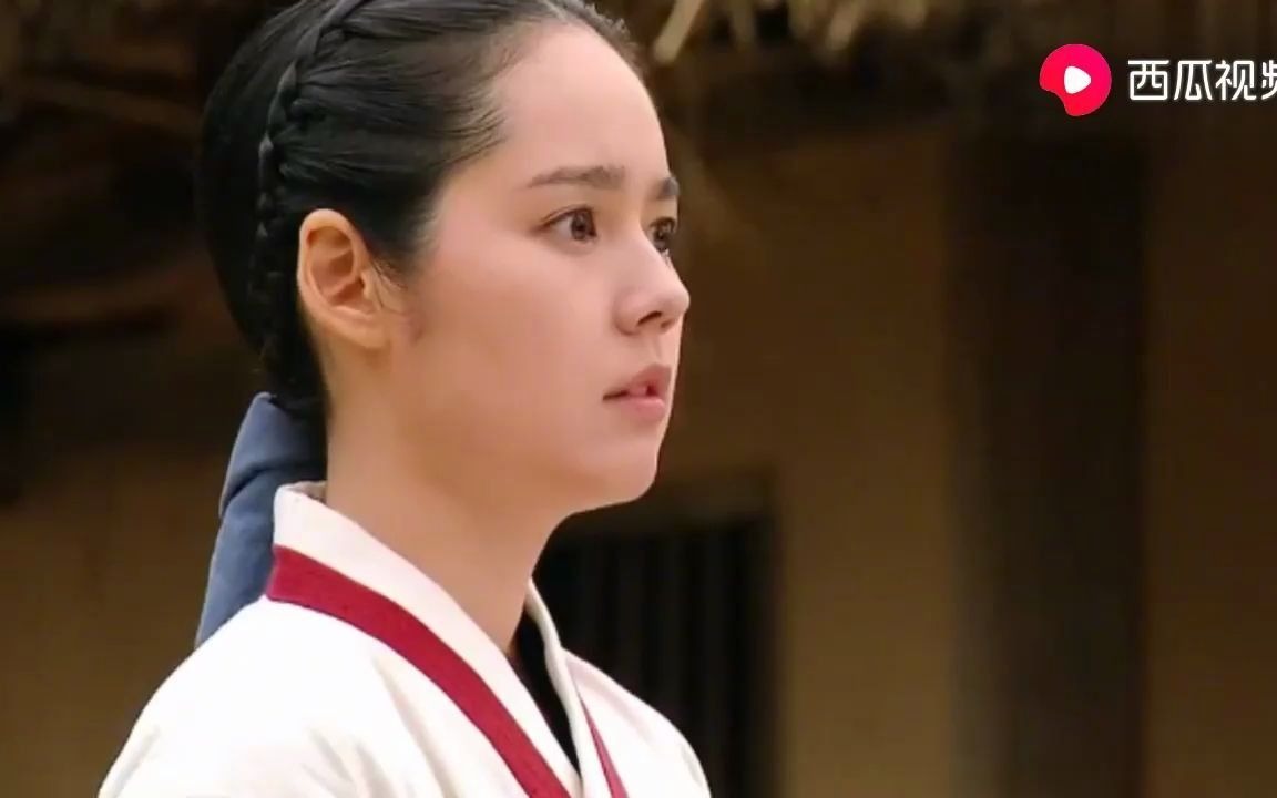 拥抱太阳的月亮再见面已然是陌生人烟雨望世子不禁落泪