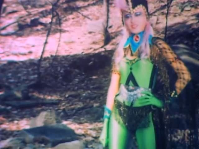 4 嚣张跋扈 长皮靴斗篷女反派