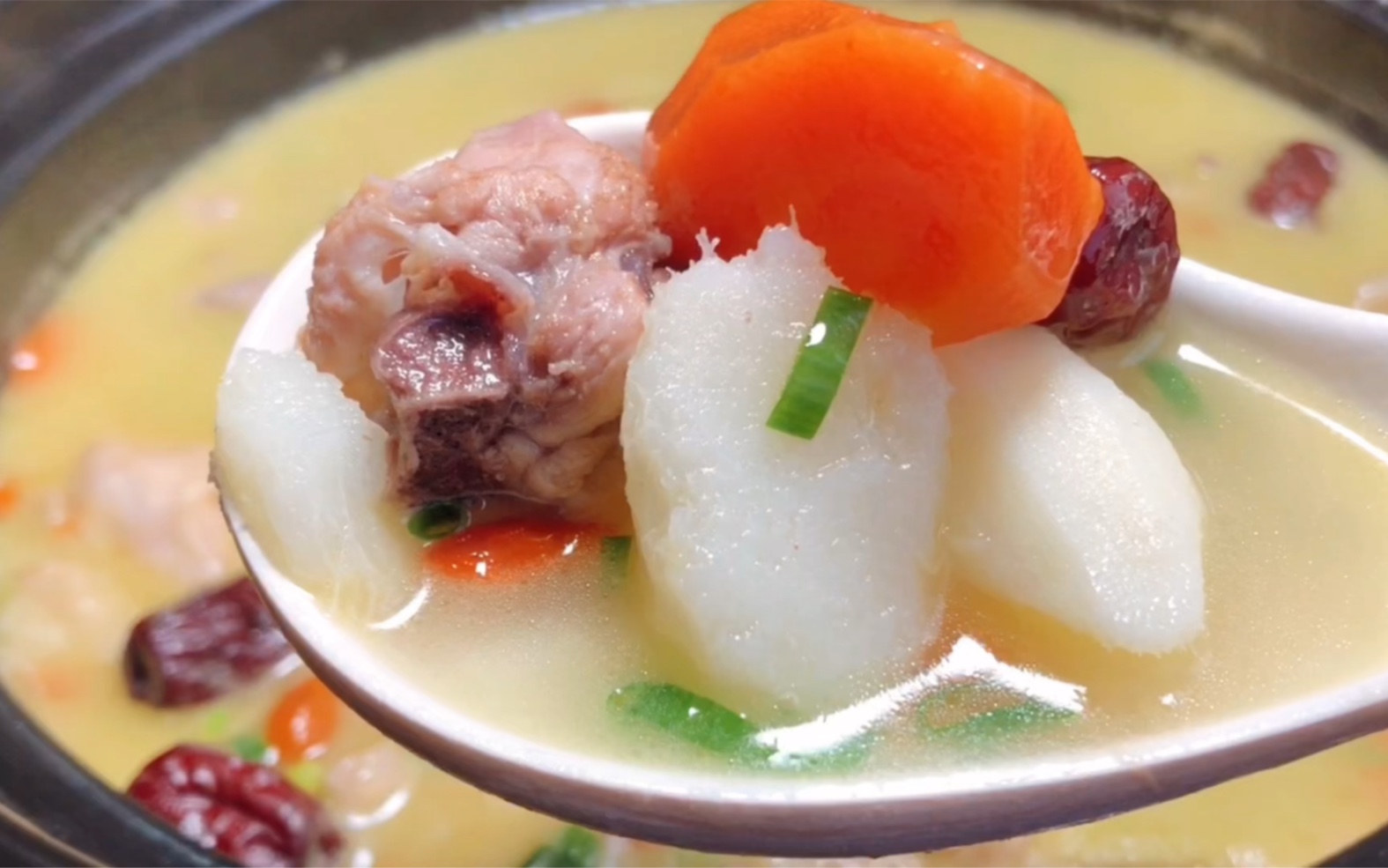 山药鸡汤的功效与作用(山药鸡汤:滋补养生,补气养血)