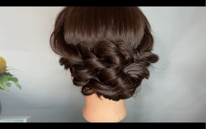 优雅低盘发,发量不多也适合做的一款发型,增加发量感