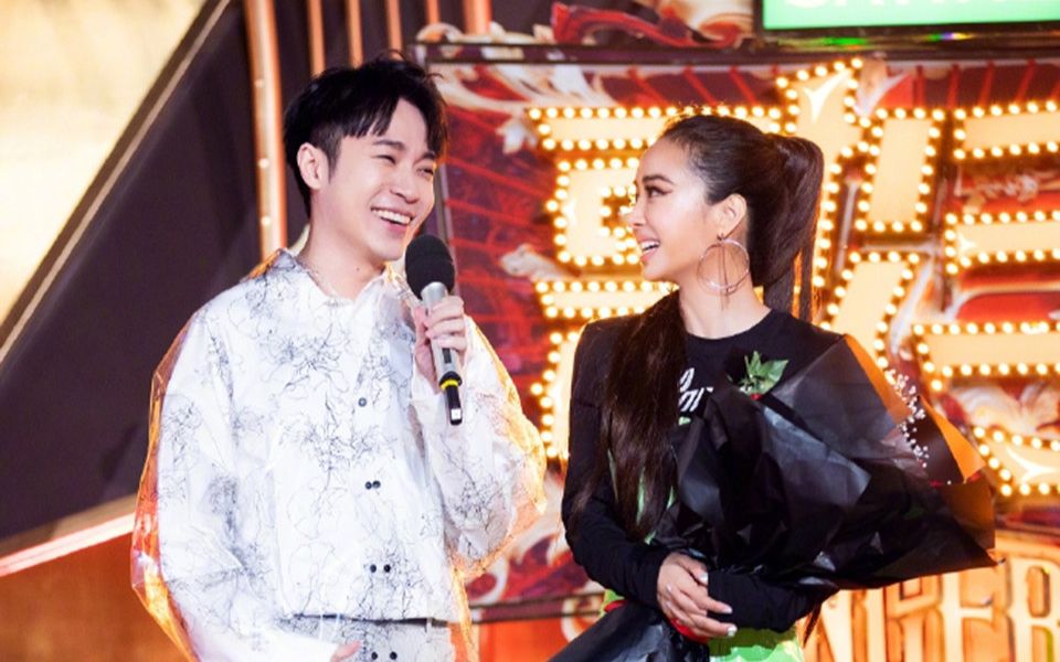 吴青峰蔡依林参加《歌手》决赛,青菜组合默契走红毯