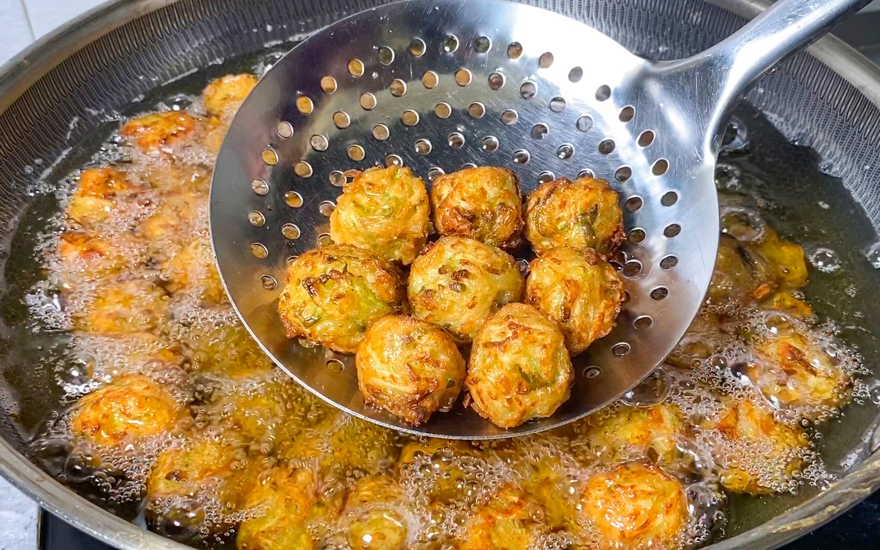 炸丸子有人加面,有人加淀粉,大厨教我一招,外焦里软还不吸油