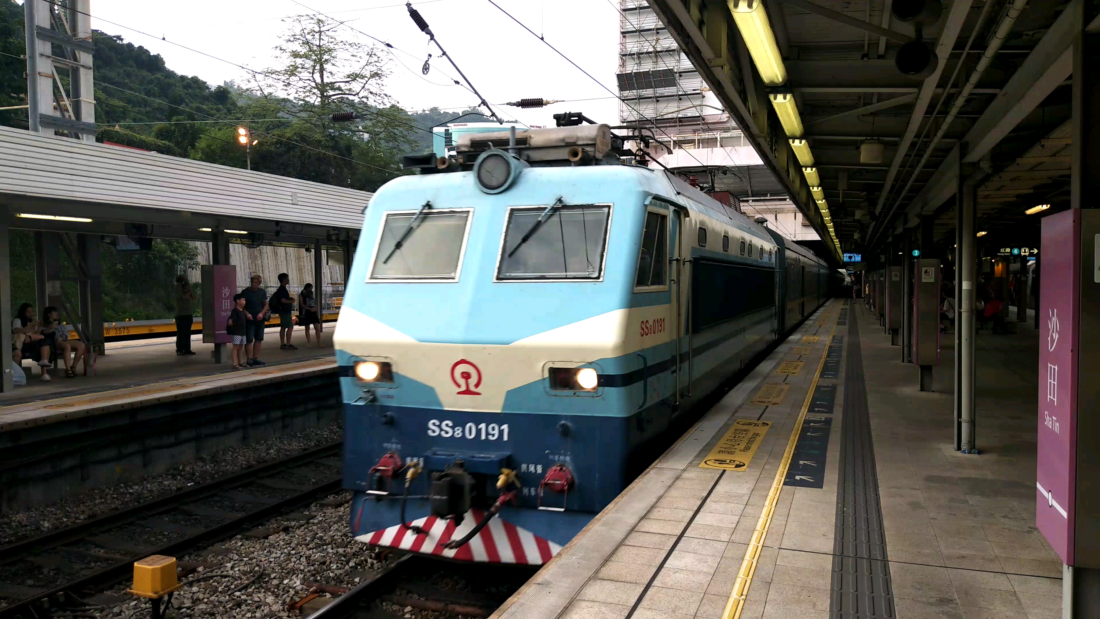 2018年6月17日广九直通车z815通过港铁沙田站