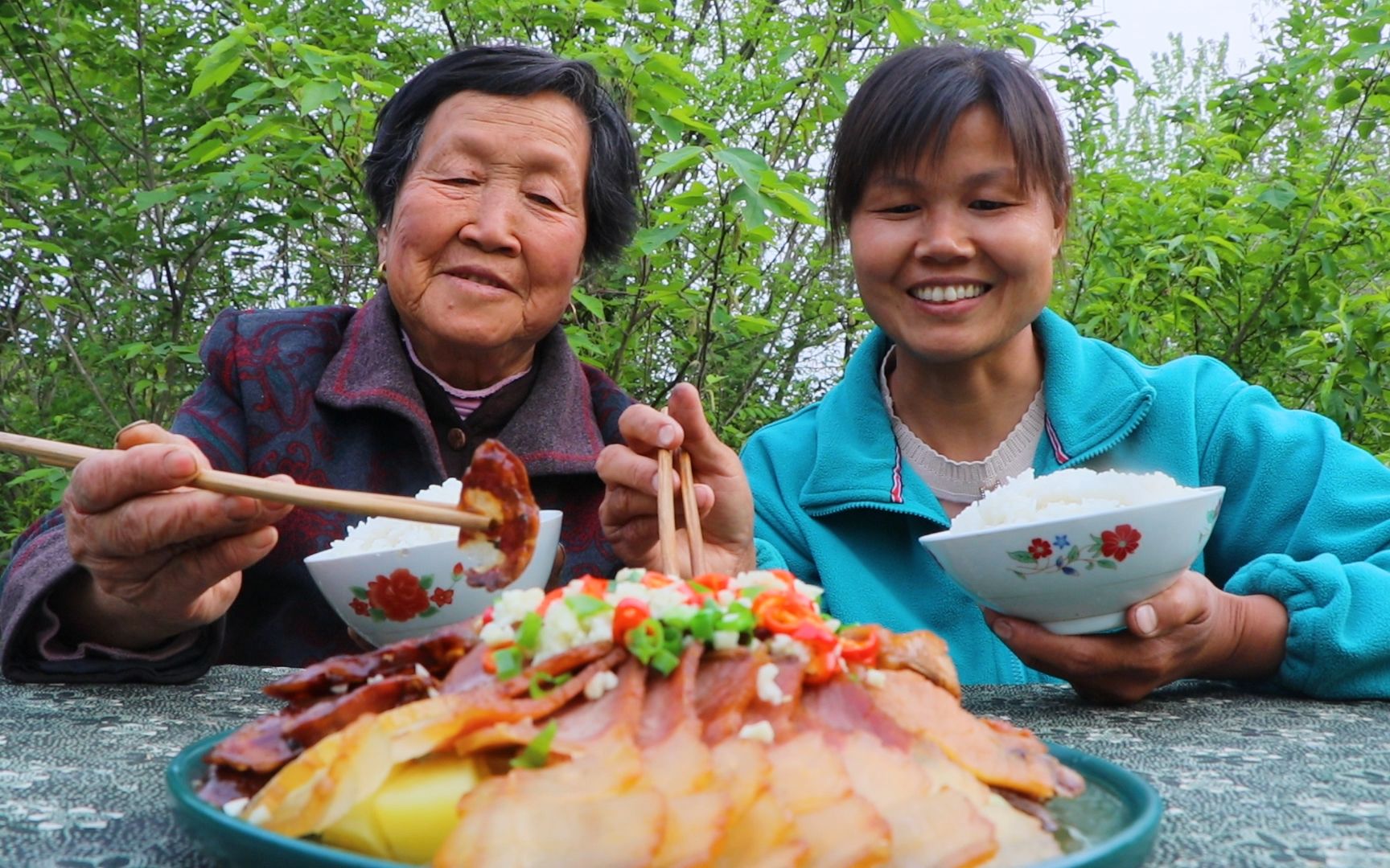 [图]几天没吃肉又馋了，小凤把家里咸货烧个遍，这盘咸货大聚会太香了