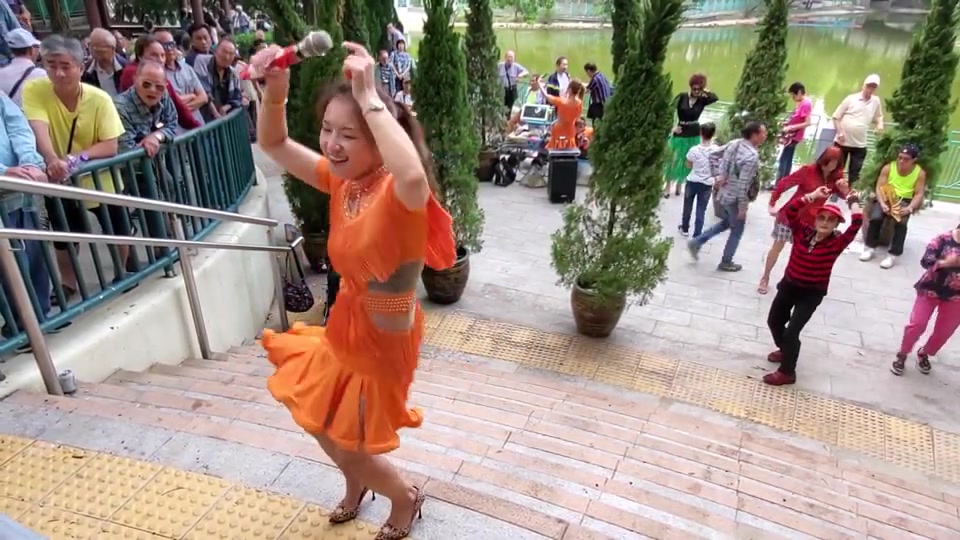 街头艺人妙妙扭舞版一晃就老了真是好看观众疯狂打赏
