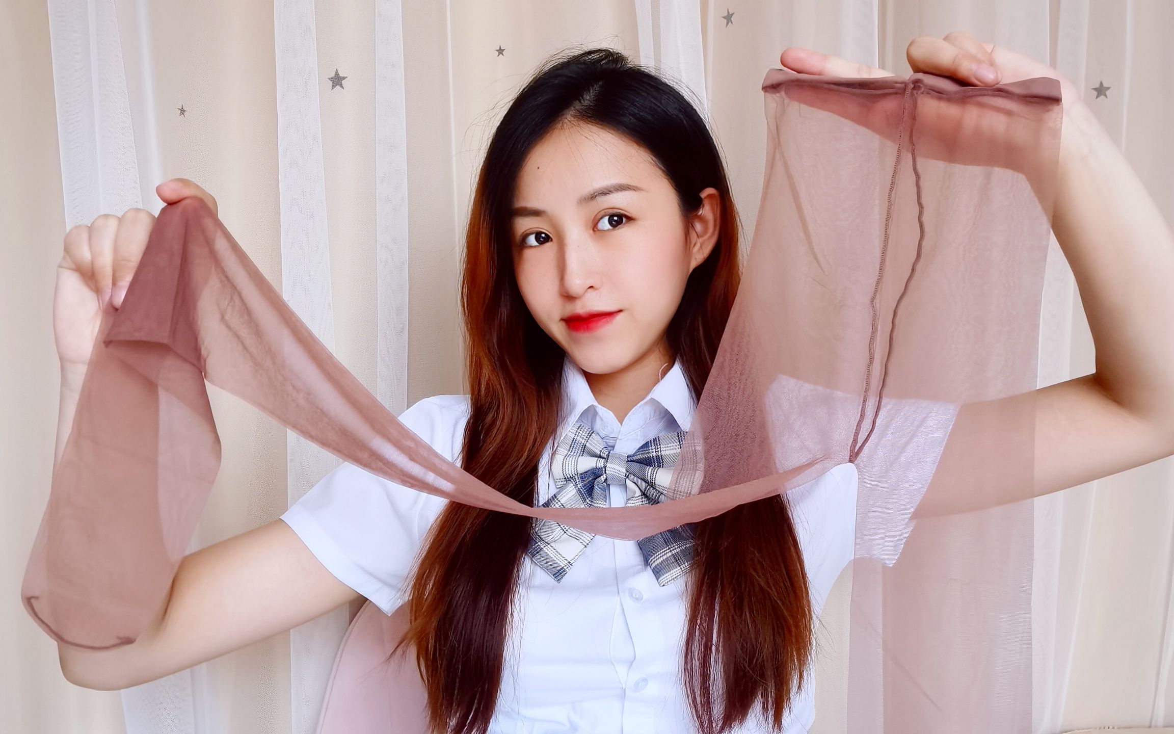 妹子是丝袜控,开箱试穿0d超薄丝袜,颜色很时尚,穿上超美!