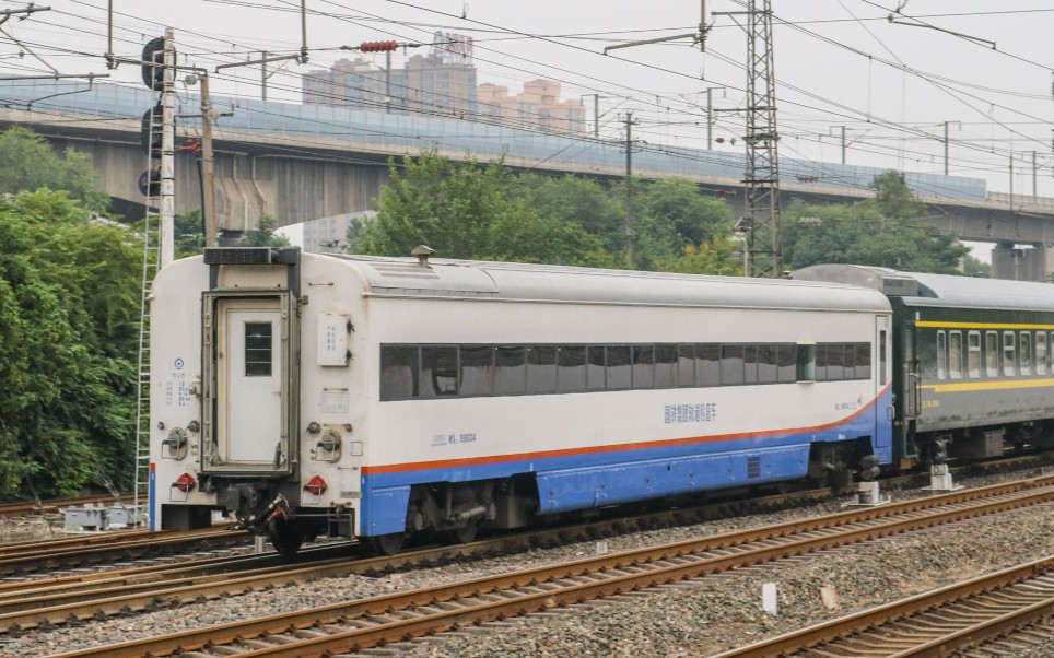 ss7d牵引k246次通过咸阳站列尾挂原色轨检wx25t