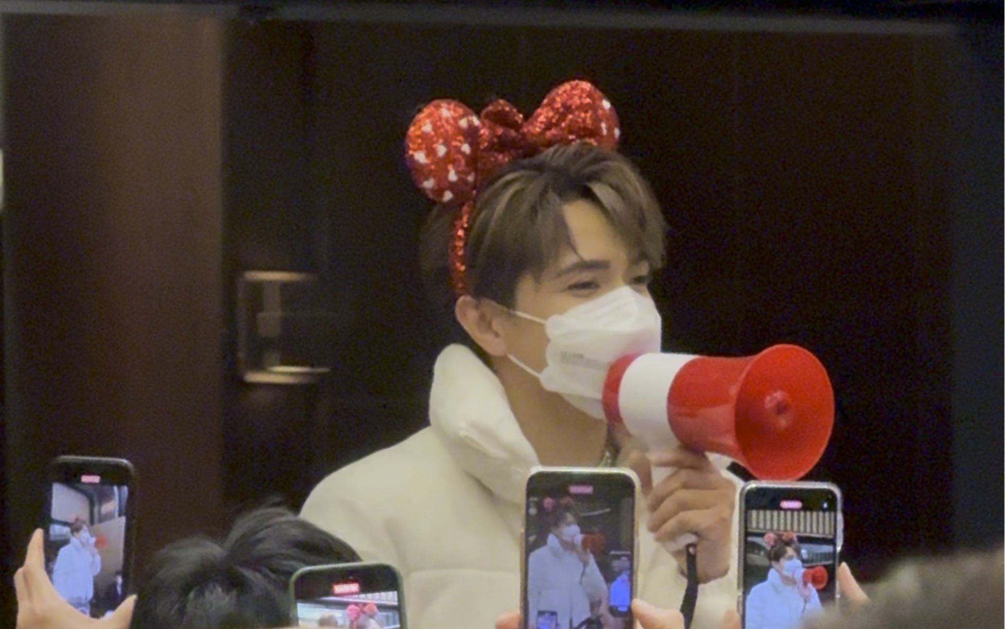 231222 张敬轩澳门演唱会 接漂亮老婆下班w