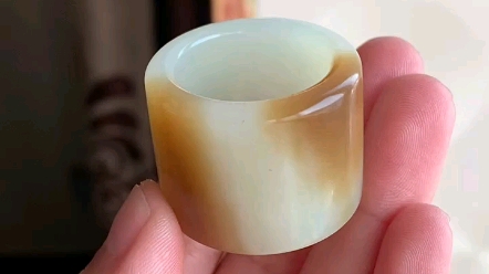 和田玉且末糖白玉扳指,糖白老坑细料,油性十足,糖色浓郁鲜艳,做工精湛
