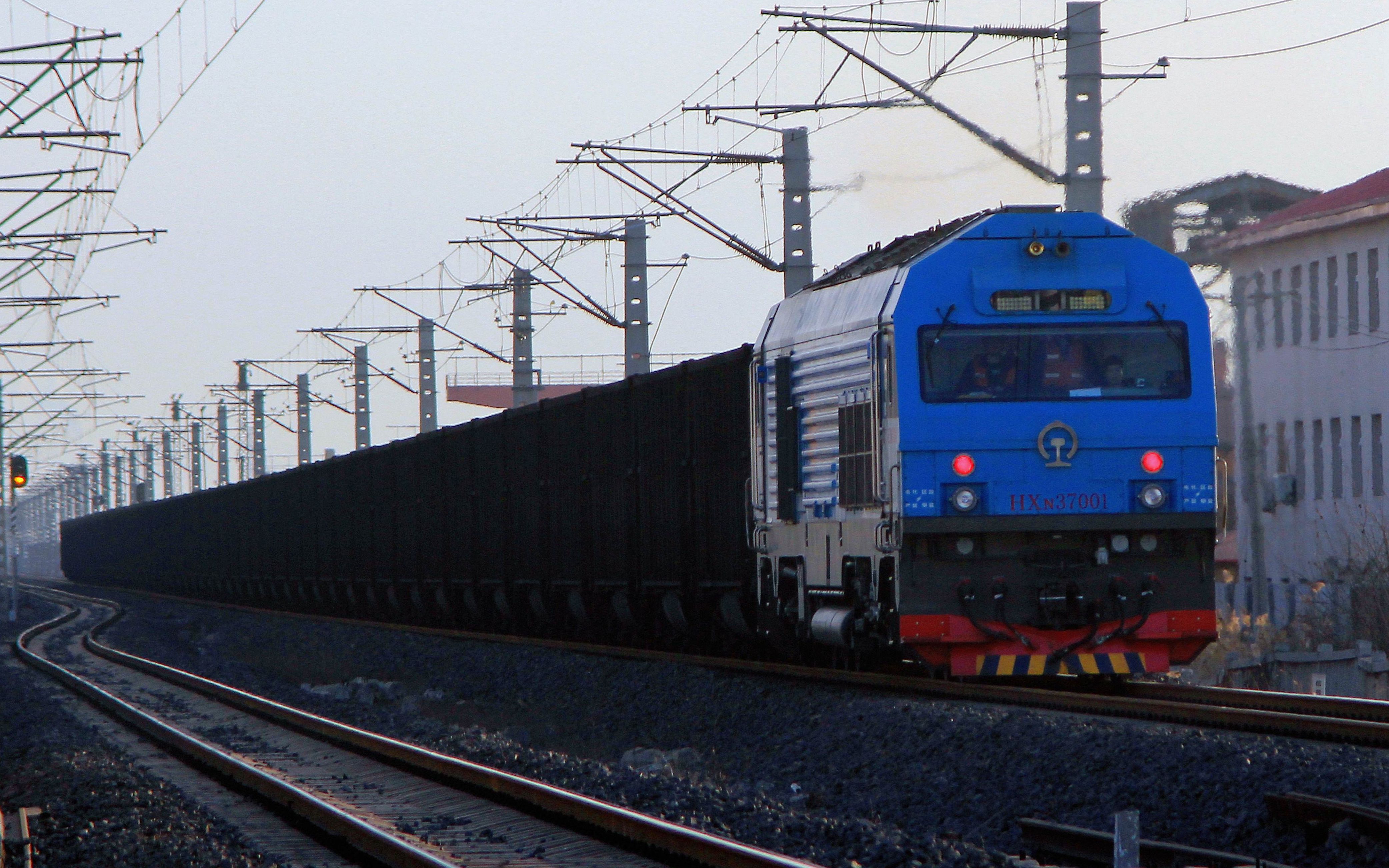 国能最大号hxn3-7001行驶在天津南环铁路全速通过弯道去神港站方向