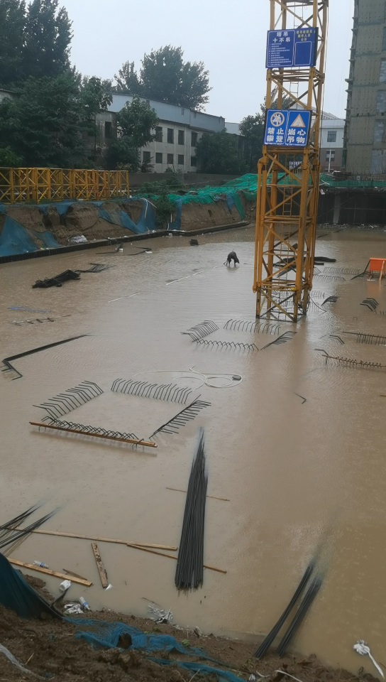 大雨淹工地