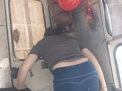 塔吊女司机 百米高空塔吊上突然拉肚子