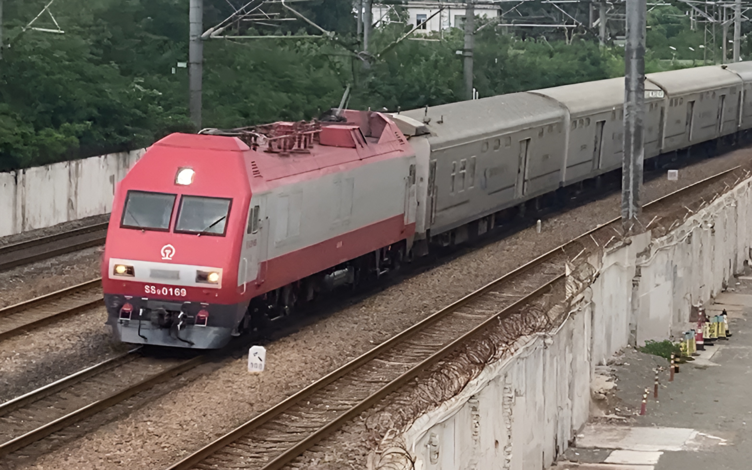 7.30·京沪线·南京站西居民楼』x102次(本务ss9g-0169)通过