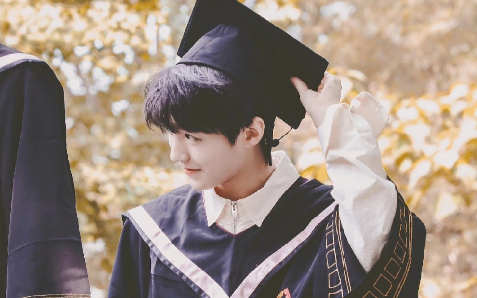 北电表演系的他才是少年感本身!重温王俊凯毕业照拍摄