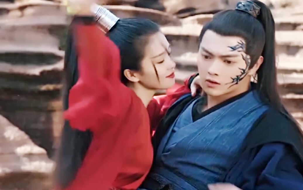 路招摇摘下面具强吻墨青,墨青表面害羞心里乐开花!