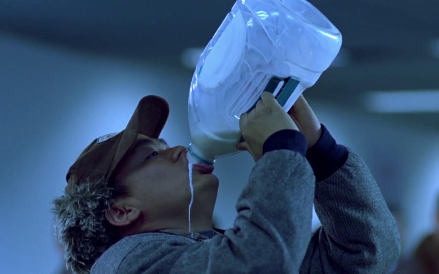 人才呀!宝强喝牛奶经典场景