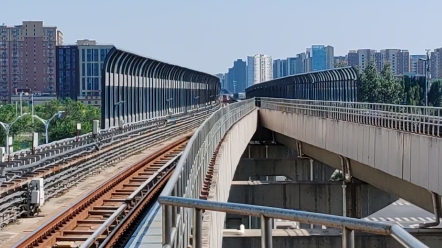 北京地铁房山线广阳城站列车进出站