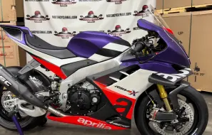 Download Video: 专用赛车 2024 Aprilia RSV4 XTrenta 开箱