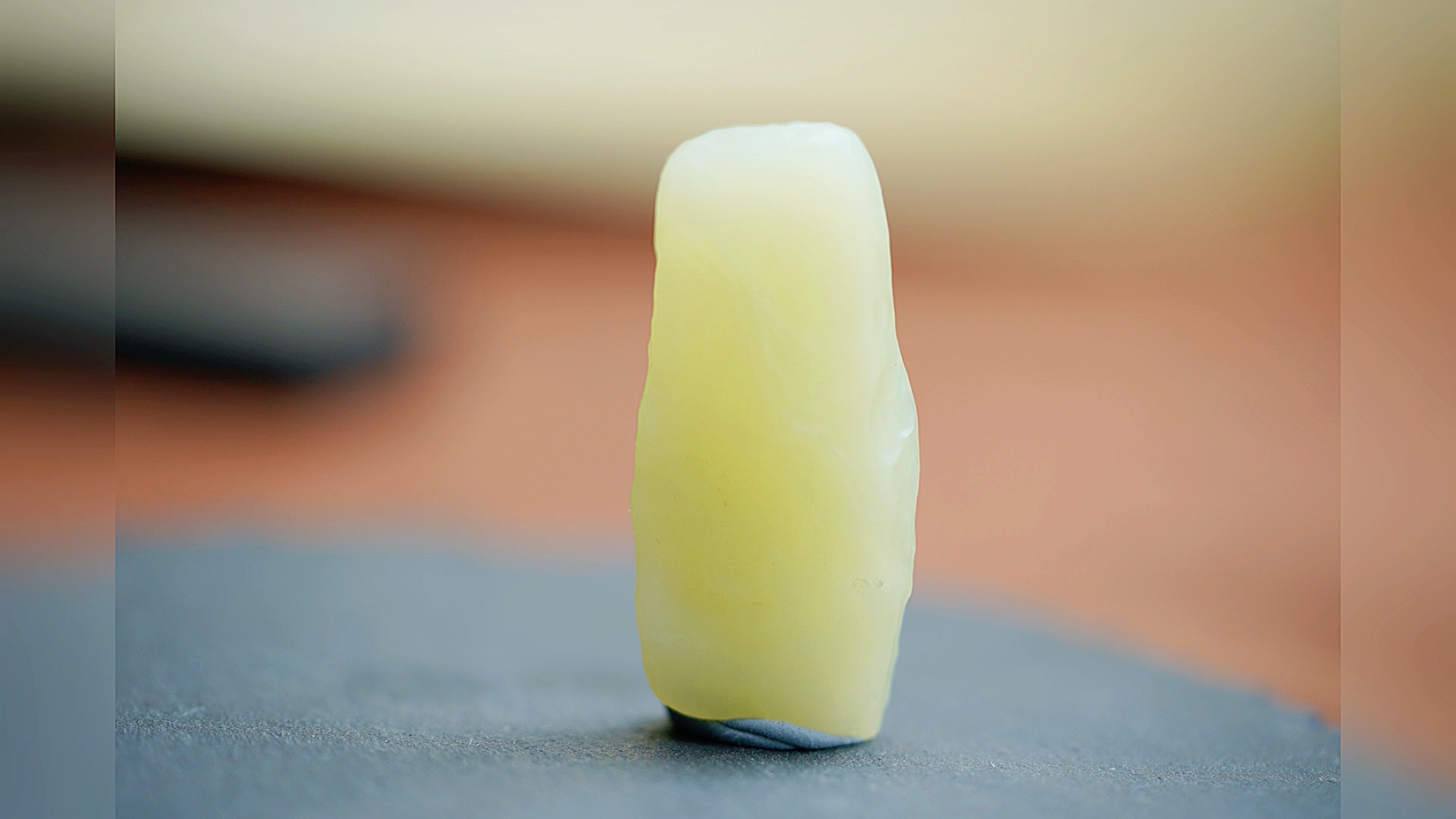 若羌戈壁料原石 精品黄玉戈壁料,风化完美一口气,肉质细腻油润,包金的