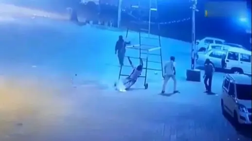 四个男子正在转移脚手架，其中一人突然触电，监控拍下可怕一幕！