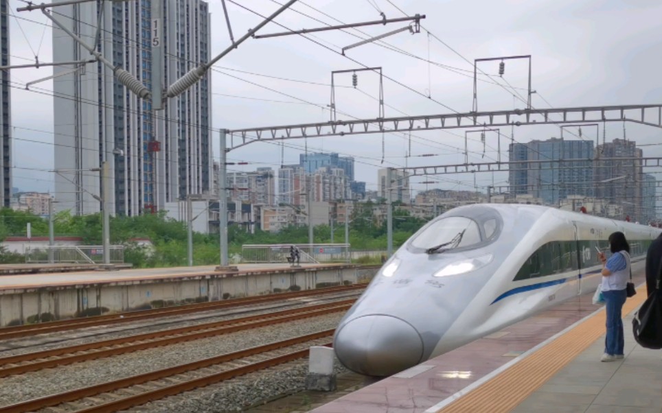 和谐号动车组列车成都进站