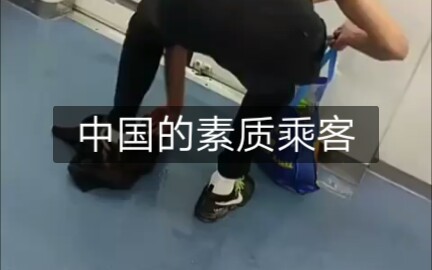 一名武汉地铁乘客不小心把食用油滴在了车厢内 即刻脱下衣服蹲下擦拭 还提醒周围的人小心哔哩哔哩bilibili