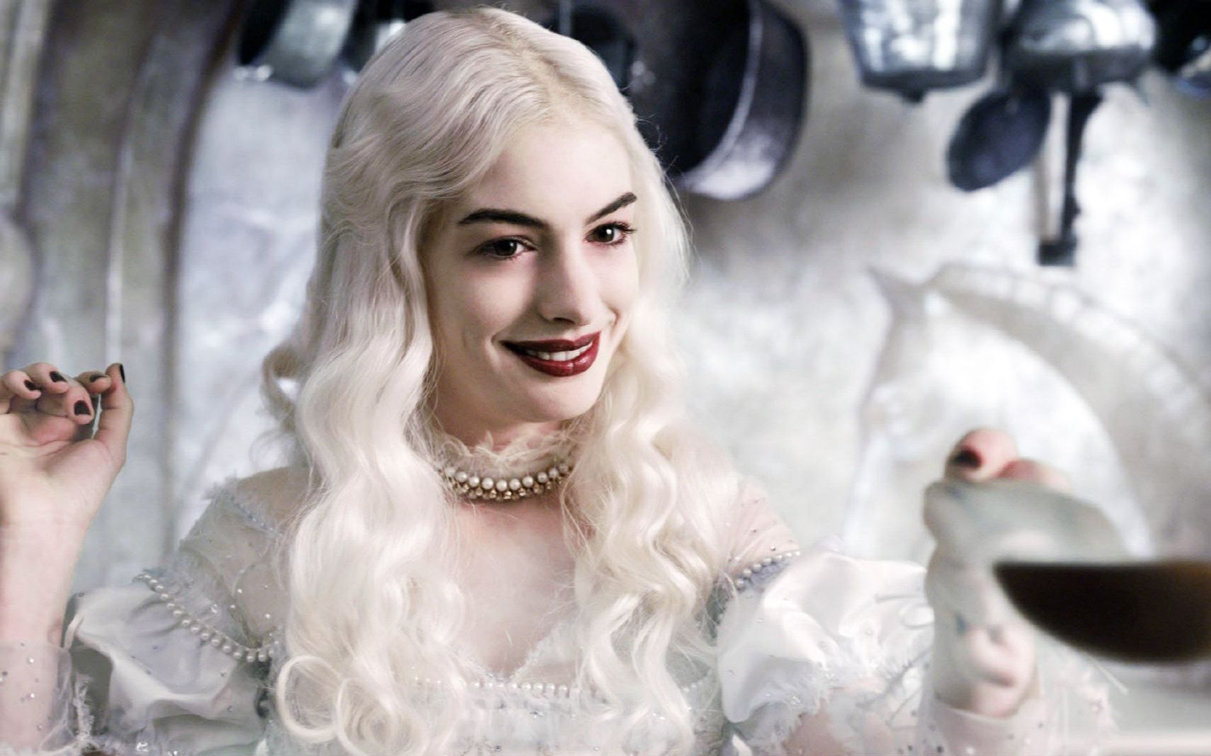 为啥这个婆娘一直把手抬起来?