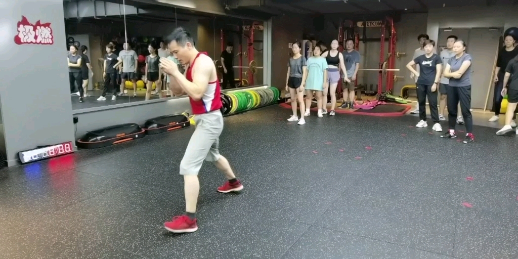 [图]拳击必学上步出拳