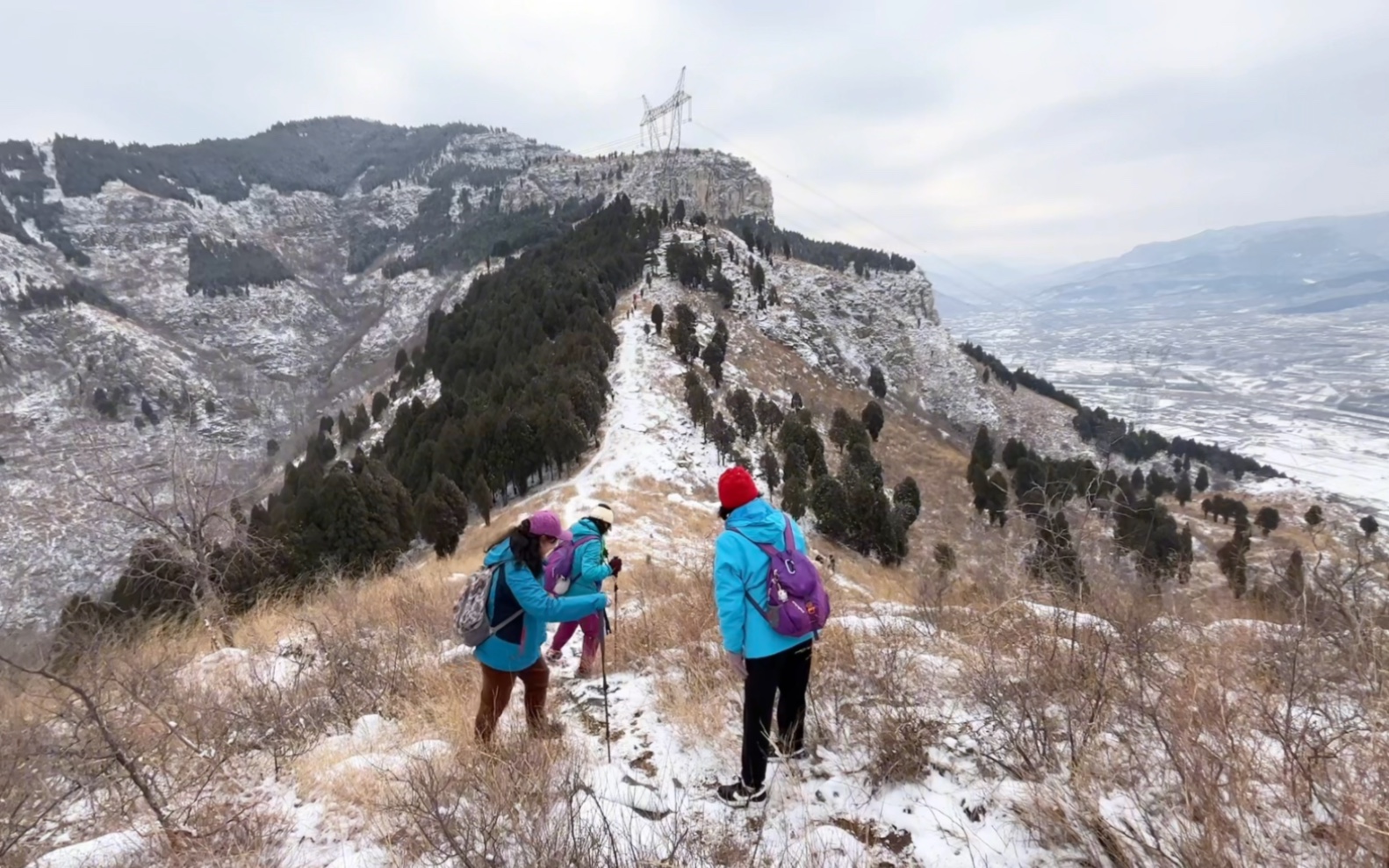 济南太甲山15个驴友又进山 瑞雪让太甲山即沉静又妩媚 进山踏雪