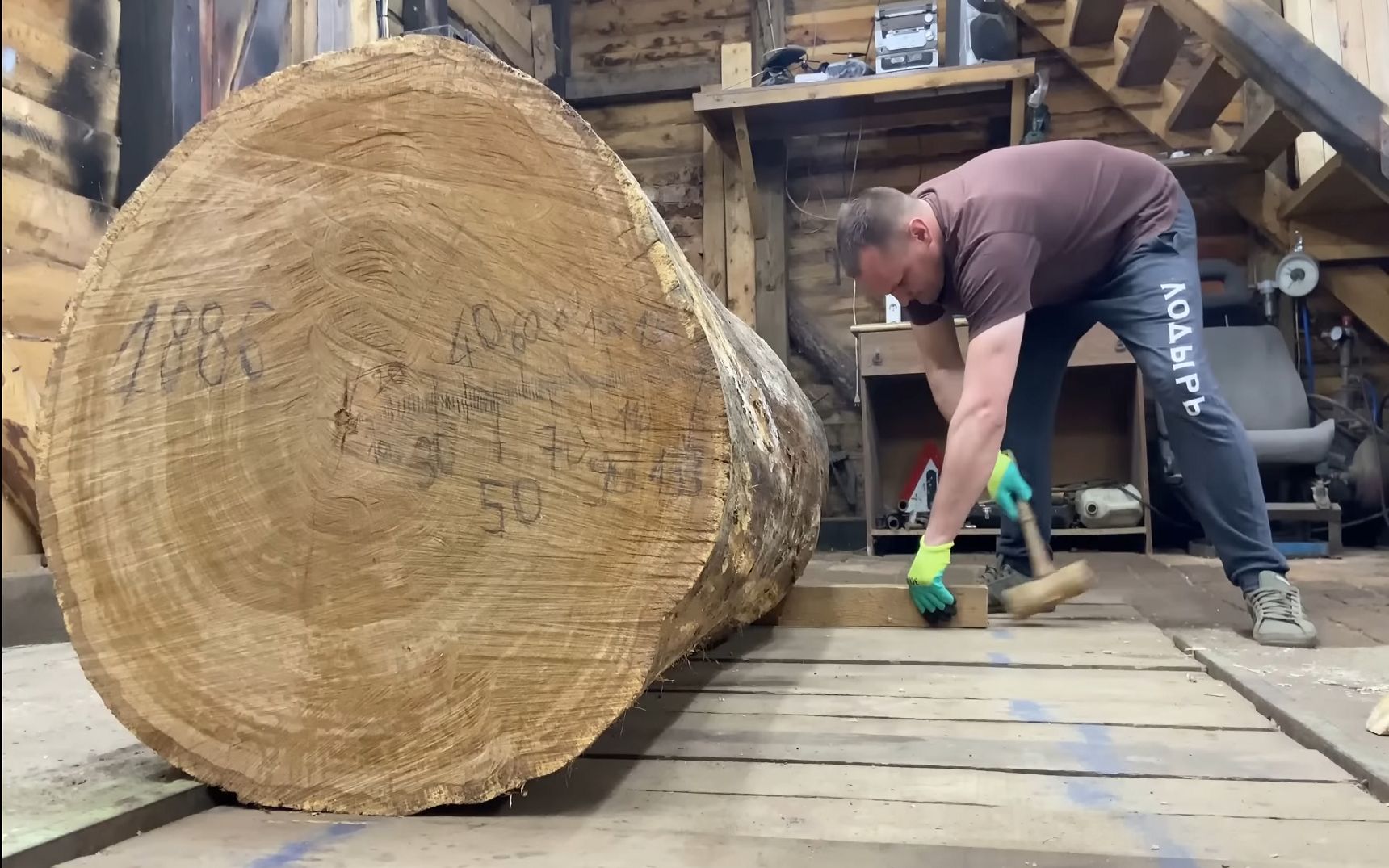 花3千买的一截百年橡木,用手艺加工成一张木桌,成品扎实到几万都不嫌